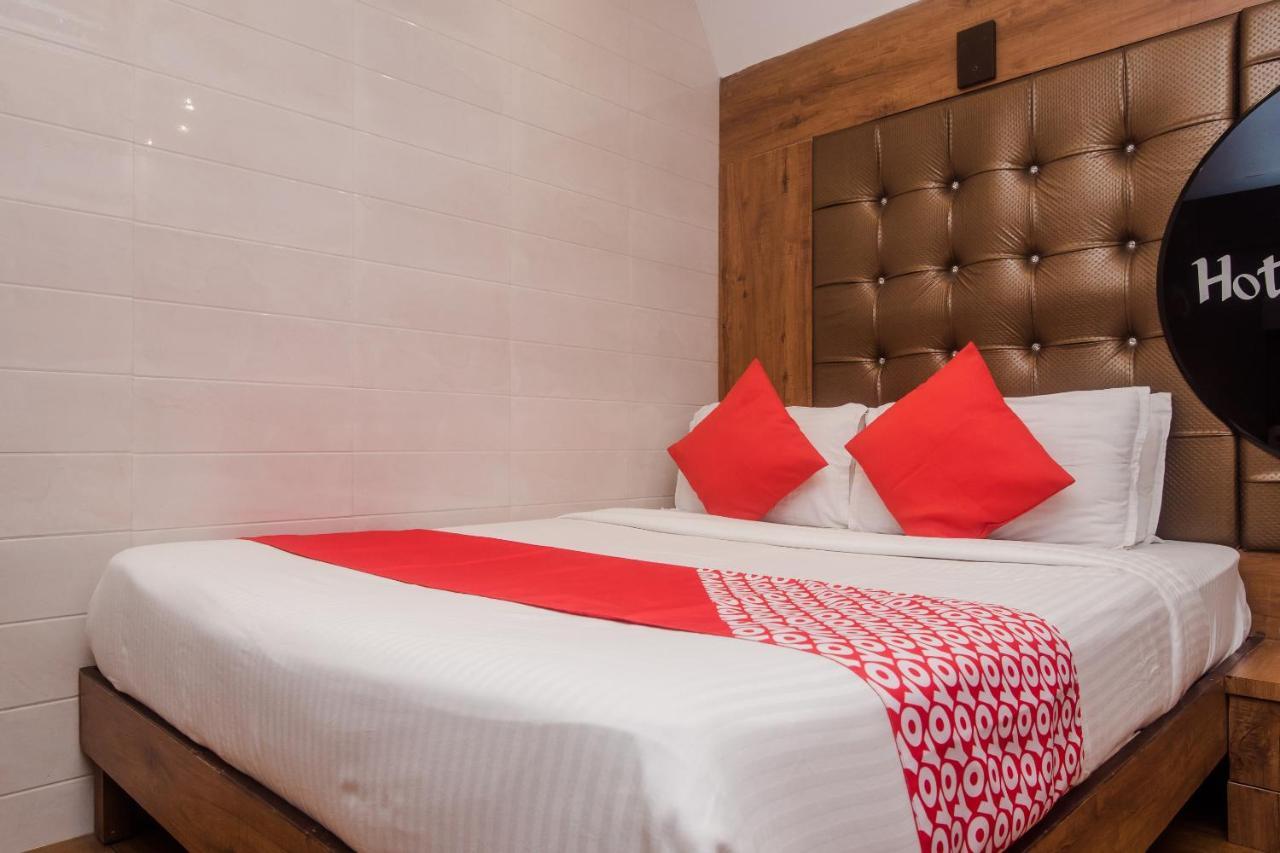 Vaccinated Staff - Oyo 22055 Dadar Residency Hotel Мумбай Екстериор снимка