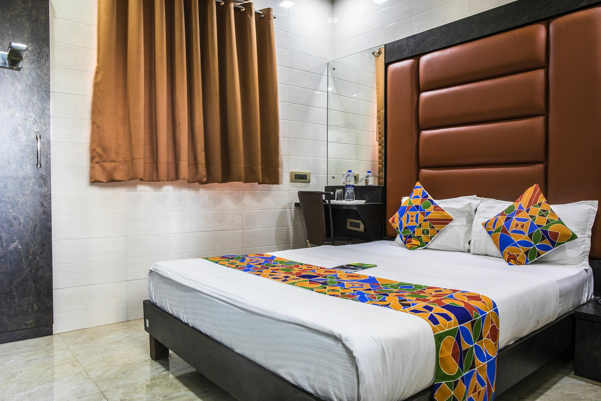 Vaccinated Staff - Oyo 22055 Dadar Residency Hotel Мумбай Екстериор снимка